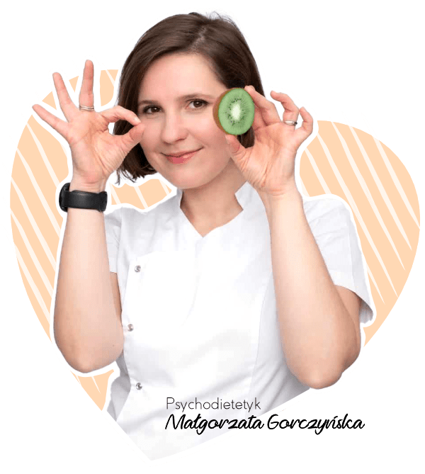 Kobieta w białej koszuli trzyma kiwi w dłoni, uśmiechając się do obiektywu.